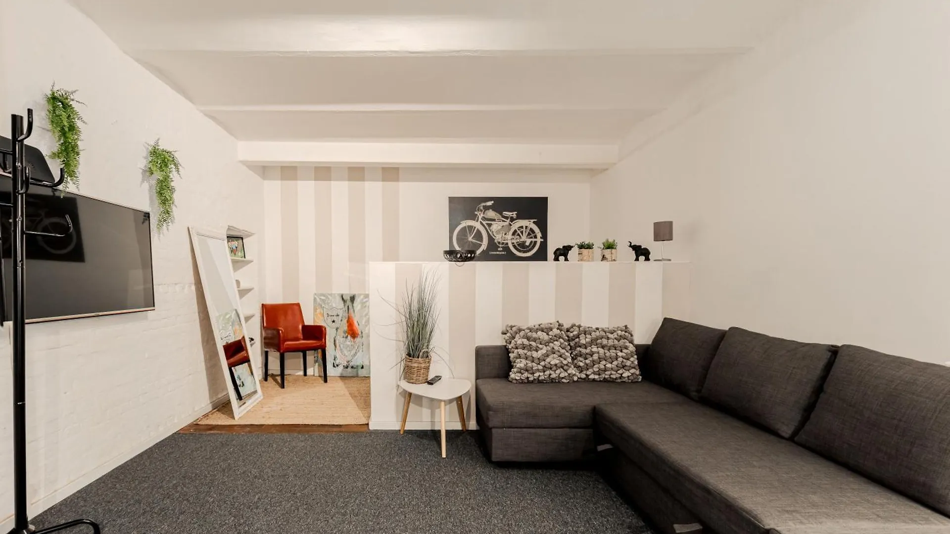 Stadtnahe & Ruhig Gelegen, Fusslaeufig Zur Alster contacts